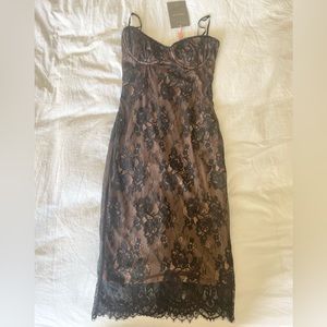 Brand New ESCALA dress⭐️House of CB. Size s
w/tags
BLACK LACE MIDI DRESS